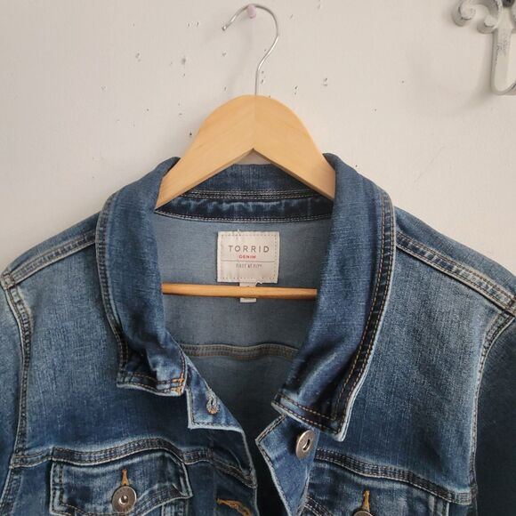 Torrid Denim Women's Trucker Denim Jean Jacket First at Fit Stretch Plus Size 3 - Picture 3 of 13